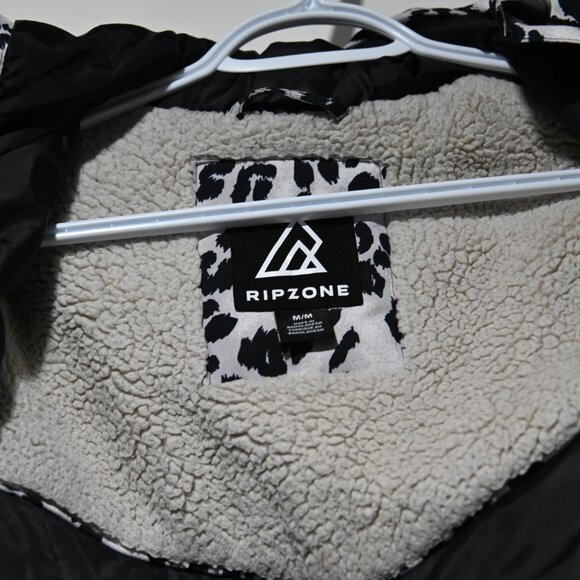 Winter jacket by Ripzone Size Med adjustable sleeve with pockets and hood - Picture 6 of 7